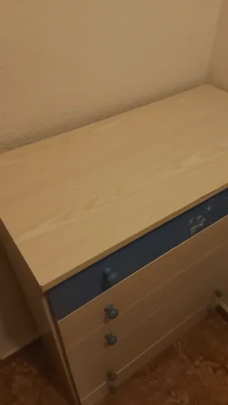 Cómoda de madera y plástico