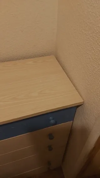 Cómoda de madera y plástico