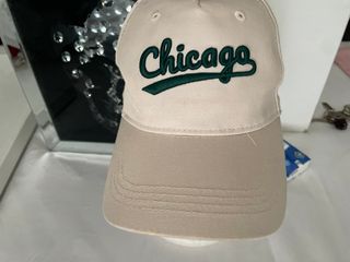 Gorra Chicago beige con letras verde