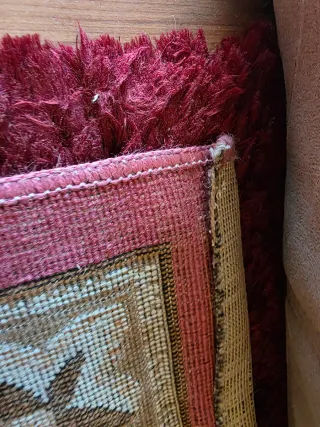 Alfombra de salón rosa con diseño floral