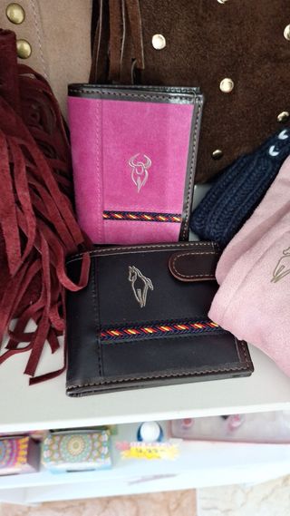 Cartera piel serraje hombre negra y fucsia