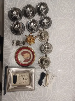 Lotto vintage: tazze, orologio, cornice