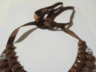 Collana marrone con pietre goccia e nastrino donna