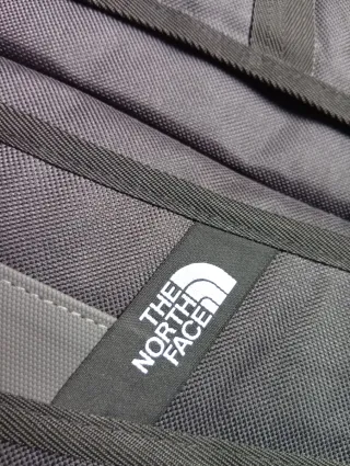 Mochila The North Face gris y negra