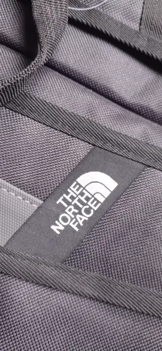Mochila The North Face gris y negra