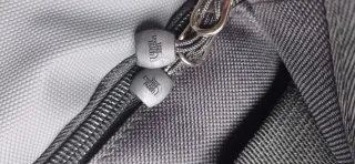 Mochila The North Face gris y negra