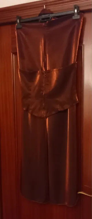 Traje de vestir para eventos en color oro viejo.