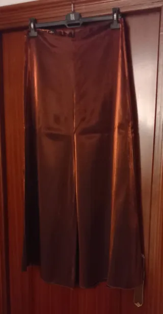 Traje de vestir para eventos en color oro viejo.