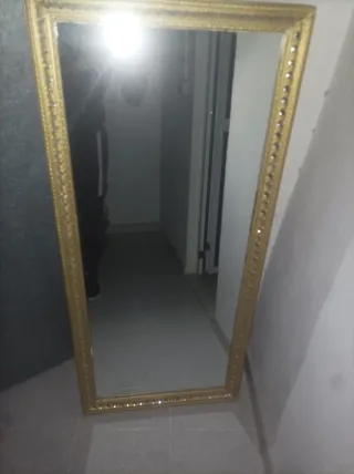 Specchio da parete dorato con cornice decorata