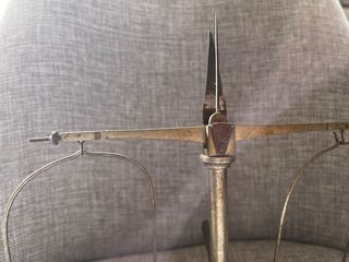 Báscula de precisión antigua madera y metal