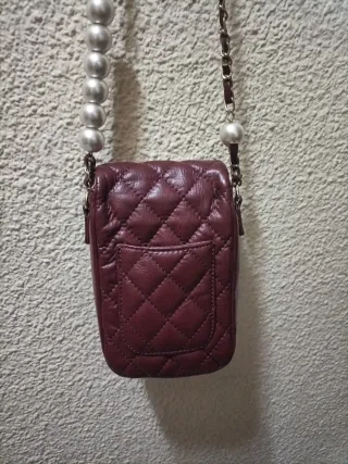 Bolso de hombro acolchado con cadena y perlas
