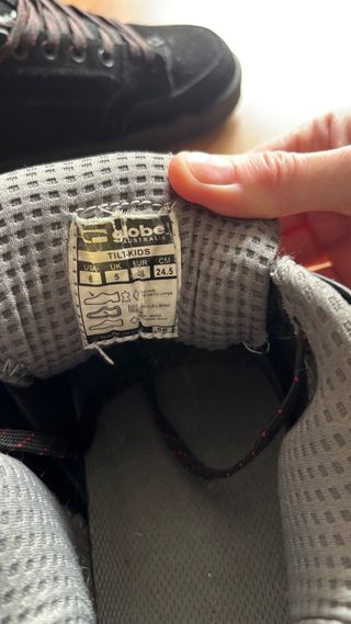 Zapatillas Globe Negras y Rojas Talla 38