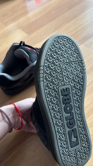 Zapatillas Globe Negras y Rojas Talla 38