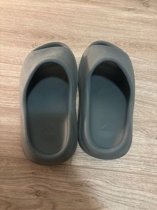 Chanclas Yeezy Grises