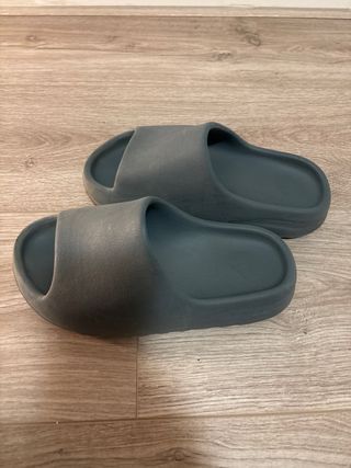Chanclas Yeezy Grises