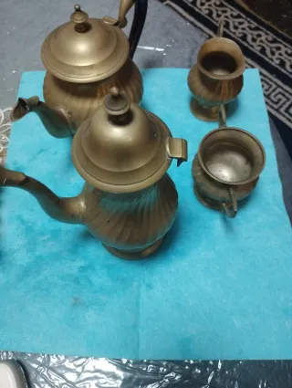 Set di teiere antiche in bronzo dall'India