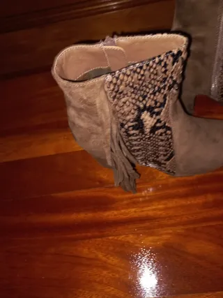 Botines marrones con estampado de serpiente