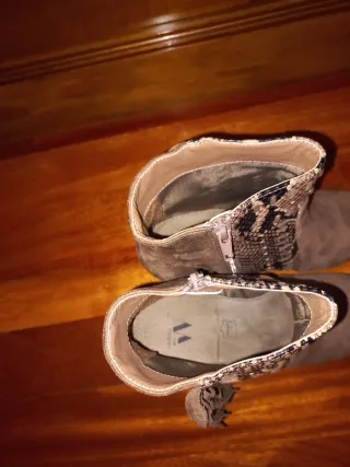 Botines marrones con estampado de serpiente