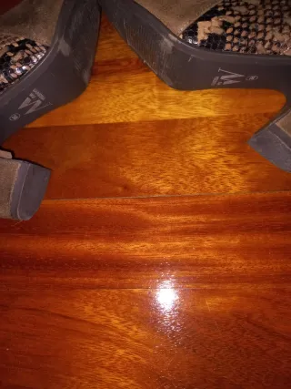 Botines marrones con estampado de serpiente