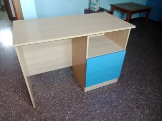 Escritorio beige y azul