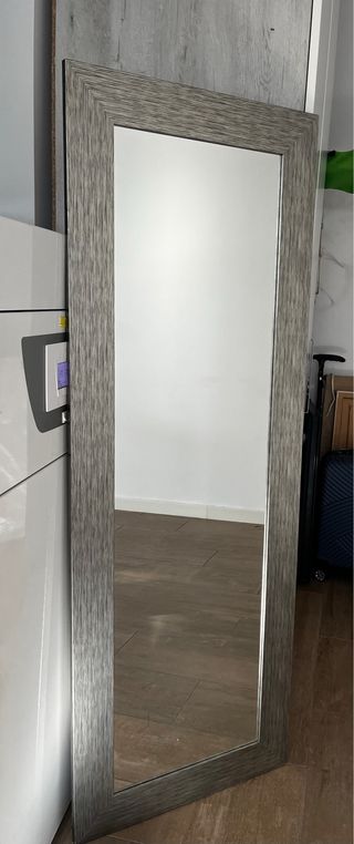 Specchio da parete grigio e argentato