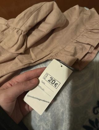 Vestido beige/rosa con volantes