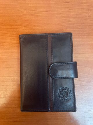 Cartera de piel negra y marrón