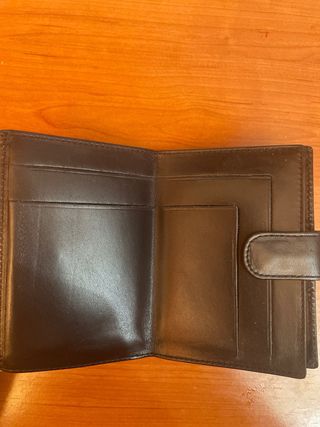 Cartera de piel negra y marrón