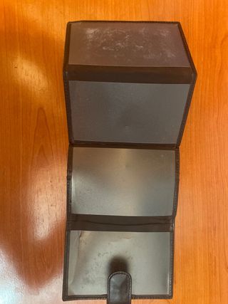 Cartera de piel negra y marrón