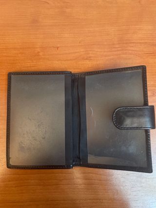 Cartera de piel negra y marrón