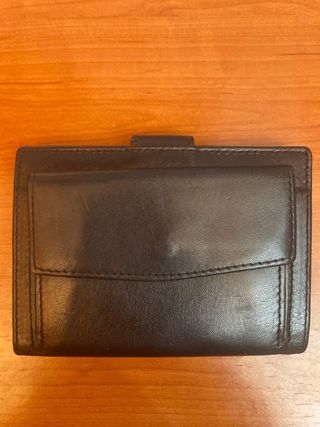Cartera de piel negra y marrón