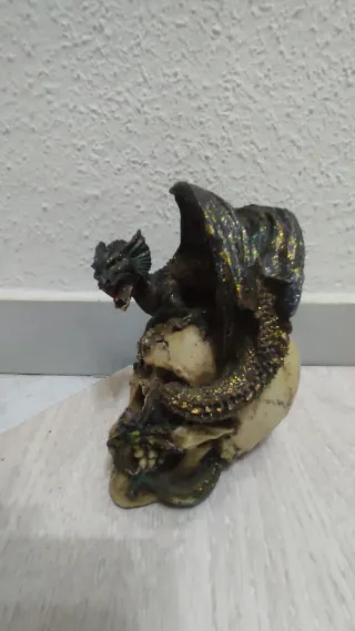 Figura Dragón sobre Calavera