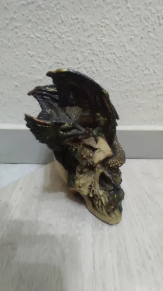Figura Dragón sobre Calavera