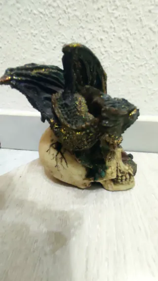 Figura Dragón sobre Calavera
