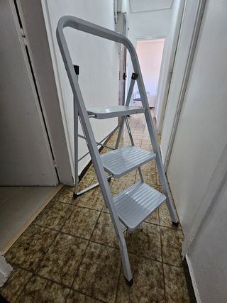 Escalera plegable 3 peldaños blanca