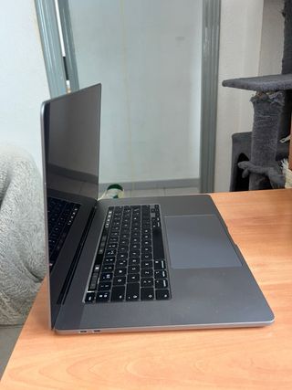MacBook Pro 15” i9 32GB RAM 1TB SSD 2018