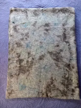 Retal de punto con flores bordadas