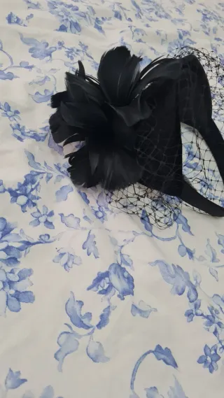 Tocado negro con velo y plumas