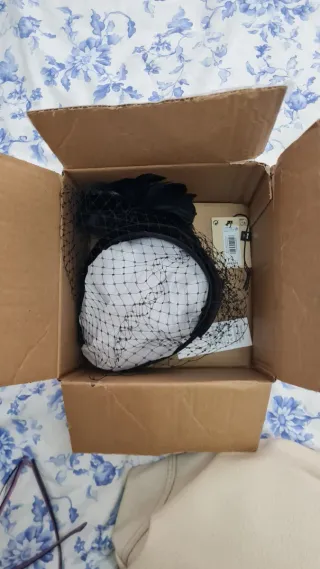 Tocado negro con velo y plumas