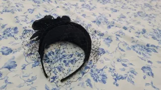 Tocado negro con velo y plumas