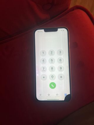 iPhone 13 con schermo rotto