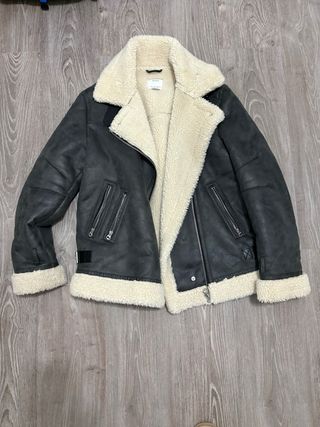 Bershka Chaquetón Negro y Beige Talla L