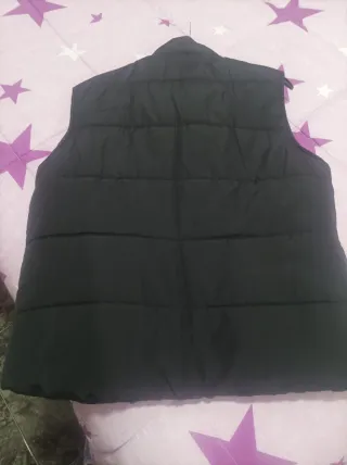 Chaleco acolchado negro le falta gorro