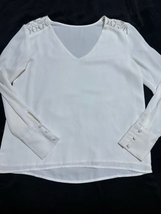 Camisa blanca con detalles en hombros