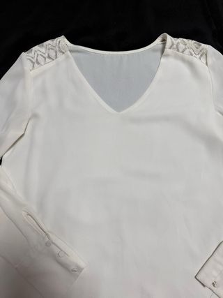 Camisa blanca con detalles en hombros