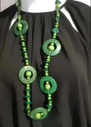 Collar de madera verde