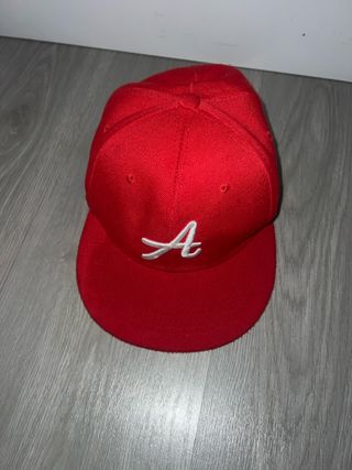 Gorra roja con letra A bordada
