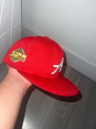 Gorra roja con letra A bordada