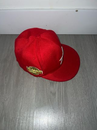 Gorra roja con letra A bordada