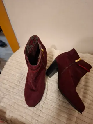 Botines tacón rojos ante